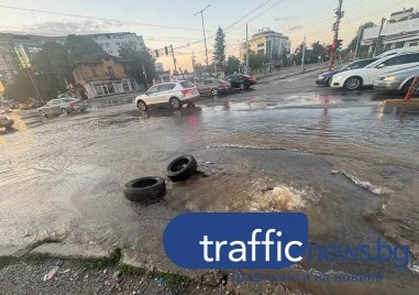 Спукан водопровод наводни кръстовище на Околовръстното в София