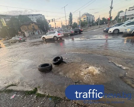 Спукан водопровод наводни кръстовище на Околовръстното в София