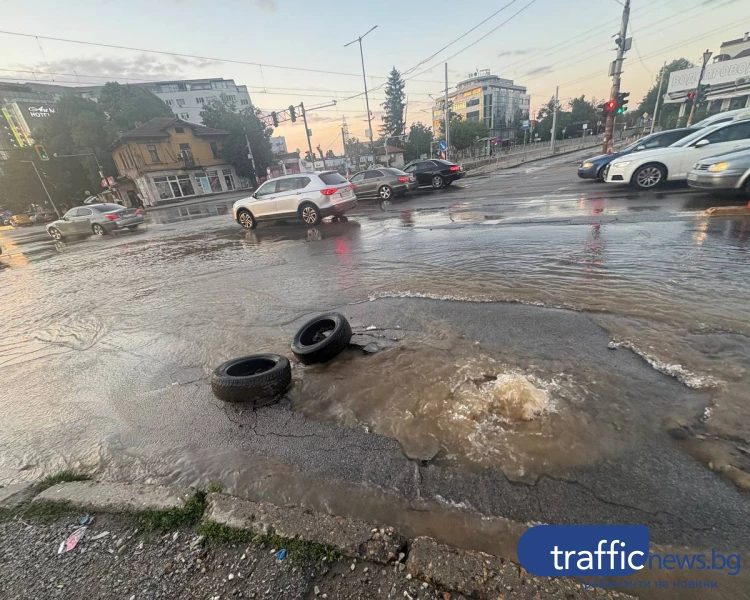 Спукан водопровод наводни кръстовище на Околовръстното в София