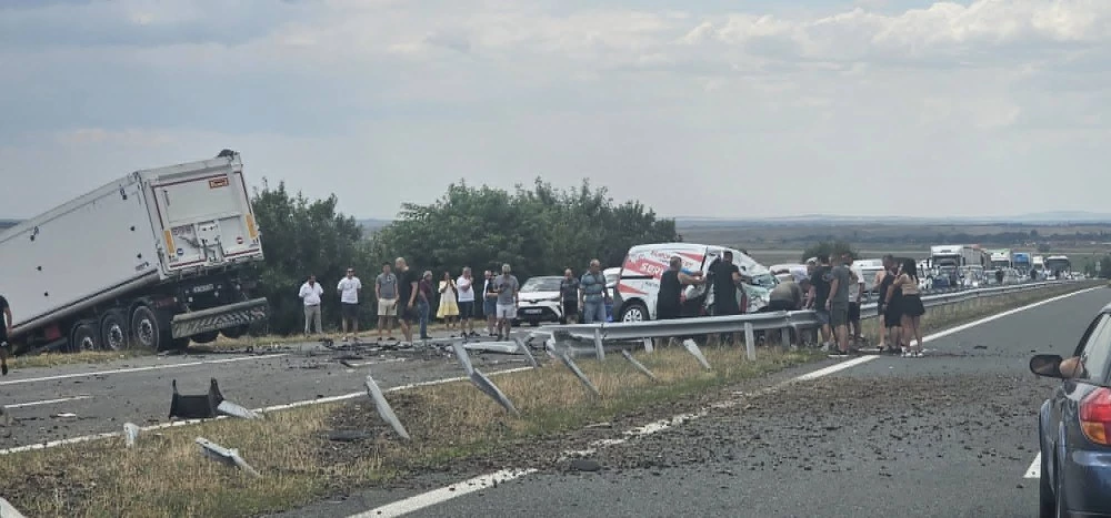 Прокуратурата иска постоянен арест за шофьора на тира, причинил тежката катастрофа на АМ „Тракия
