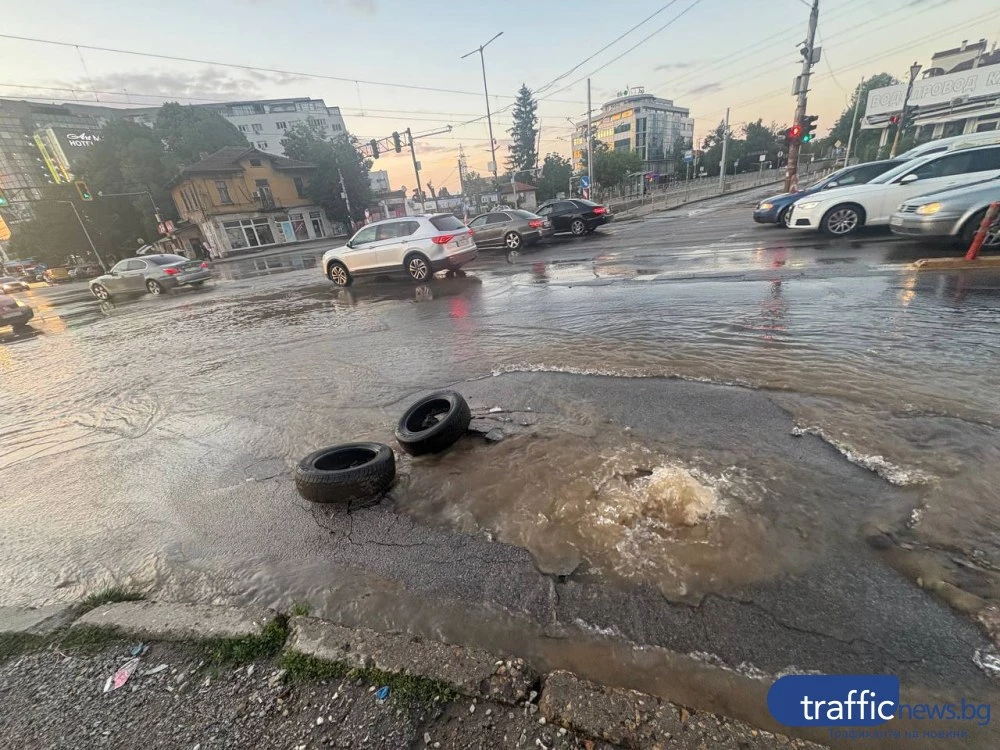 Спукан водопровод наводни кръстовище на Околовръстното в София