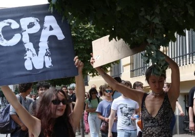 Студенти от НАТФИЗ отново излязоха на протест с искане за оставката на ректора