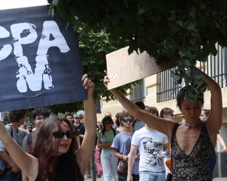 Студенти от НАТФИЗ отново излязоха на протест с искане за оставката на ректора