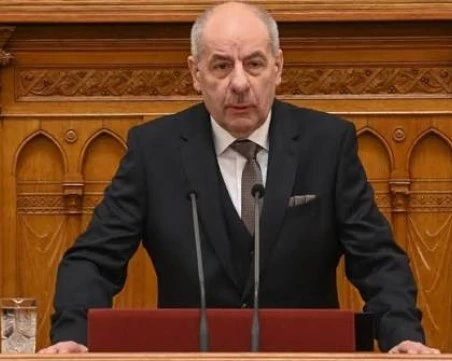 Унгария прекратява мандата на президента си