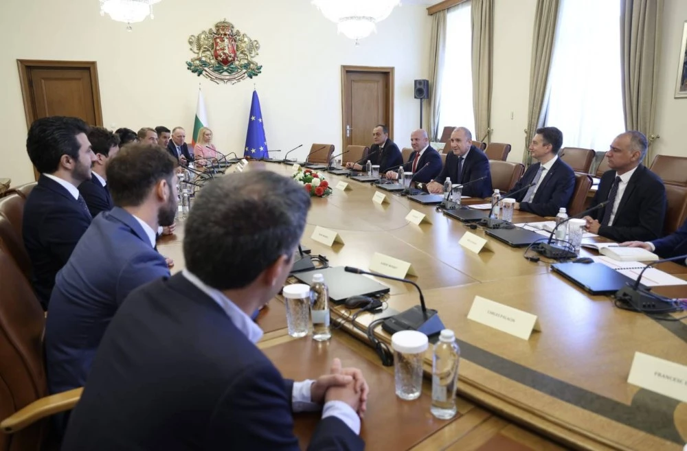 Румен Радев се срещна с делегация от ФК Барселона
