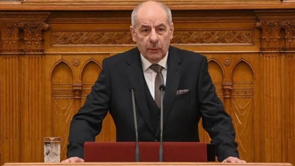 Унгария прекратява мандата на президента си
