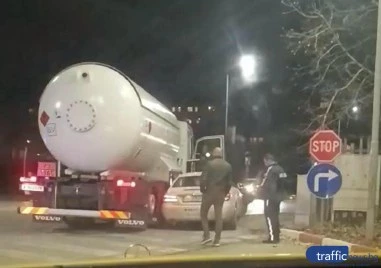 Цистерна и автомобил катастрофираха край Мездра