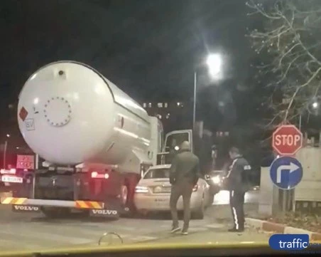 Цистерна и автомобил катастрофираха край Мездра