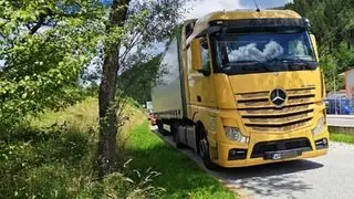 Задържаха пиян шофьор на камион, предложил подкуп на полицейския екип