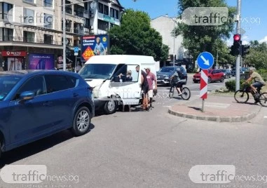 Бус се удари в кола на натоварено кръстовище в Пловдив, движението е затруднено