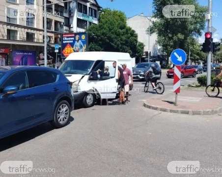 Бус се удари в кола на натоварено кръстовище в Пловдив, движението е затруднено