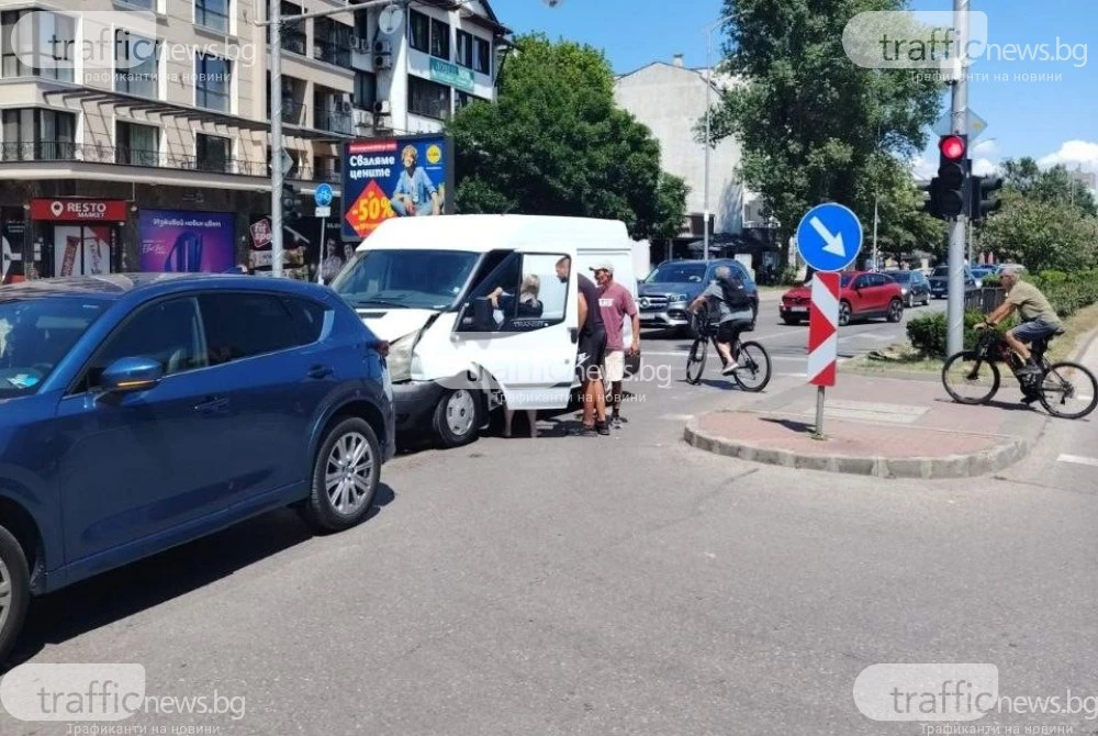 Бус се удари в кола на натоварено кръстовище в Пловдив, движението е затруднено