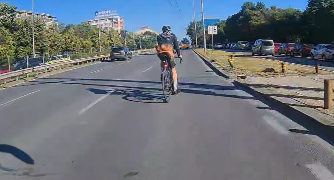 Велосипедист напръска със спрей шофьор на автобус в София