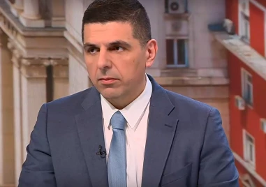 Първо в Конституцията е записано че най малко на три