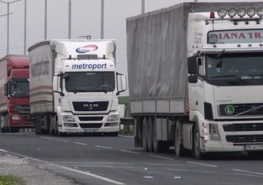 Ограничават движението на тирове по магистралите „Тракия и „Струма днес следобед
