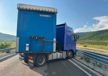 Тир катастрофира и блокира път край Ботевград в посока София
