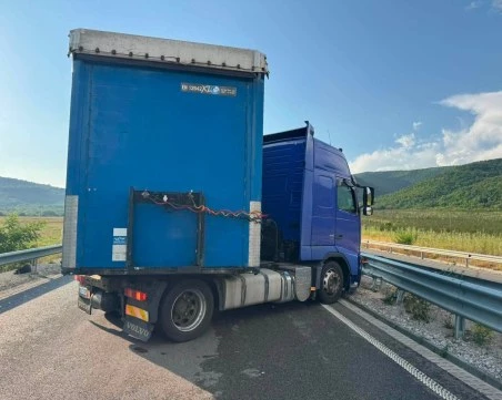 Тир катастрофира и блокира път край Ботевград в посока София