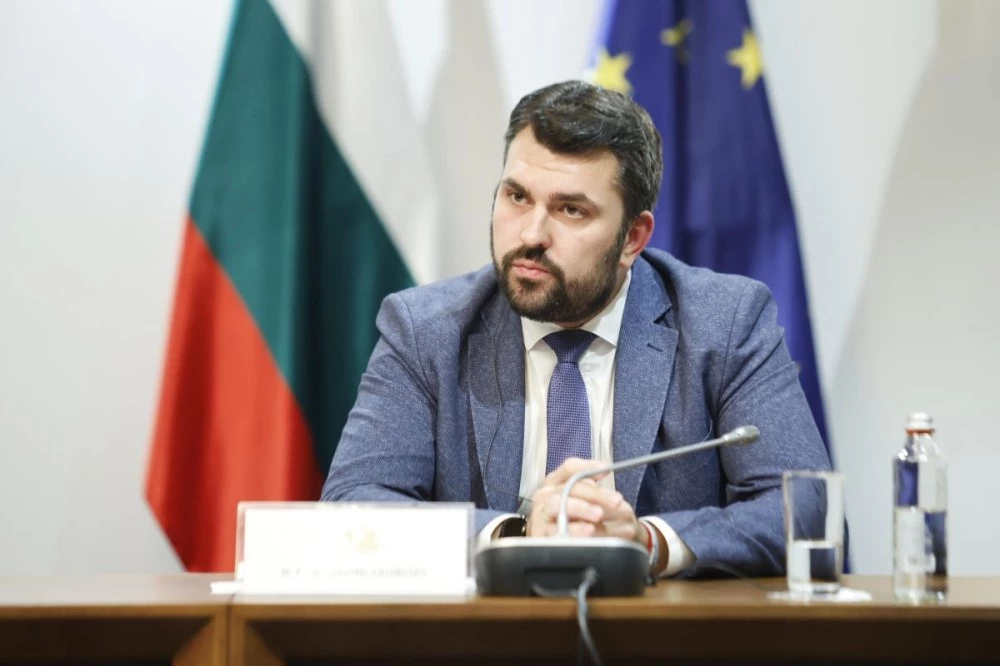ГЕРБ: Ние пуснахме самолетите на САЩ за учение, а Радев - за войната
