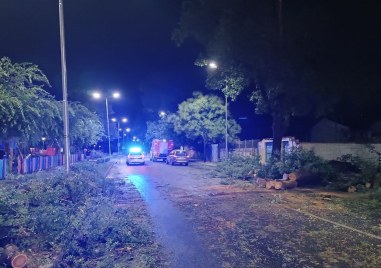 Безсънна нощ изкараха екипите на пожарната общинските предприятия и десетки