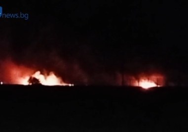Мълния подпали поле в Пловдивско, тракторист спаси къщи и бензиностанция от огнен ад ВИДЕО