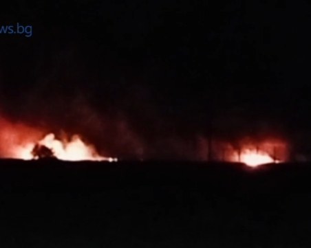 Мълния подпали поле в Пловдивско, тракторист спаси къщи и бензиностанция от огнен ад ВИДЕО