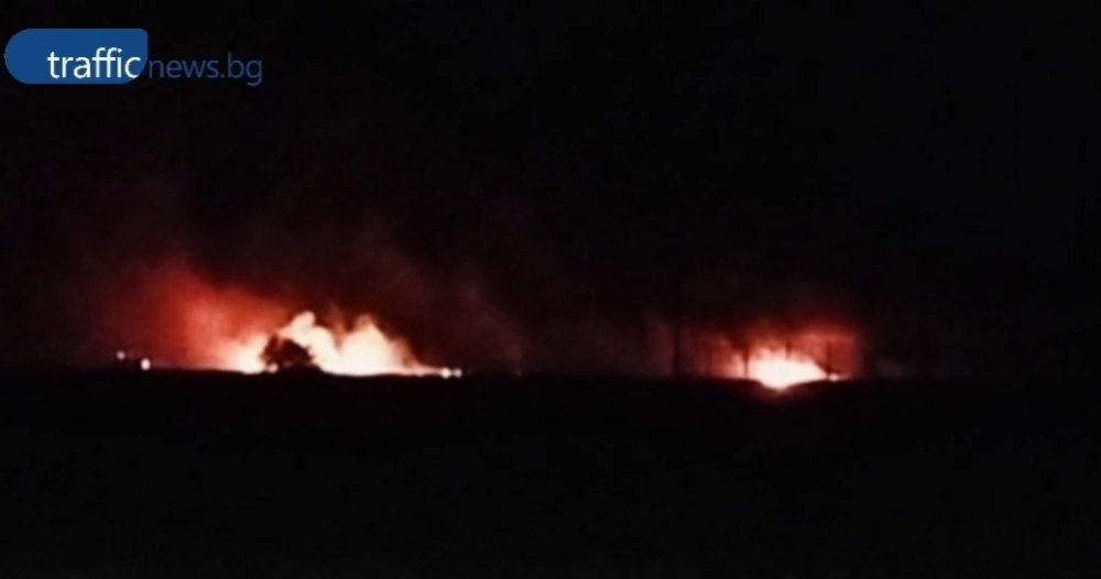 Мълния подпали поле в Пловдивско, тракторист спаси къщи и бензиностанция от огнен ад ВИДЕО
