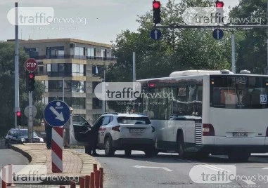 Автобус и кола се удариха пред Чифте Баня в Пловдив
