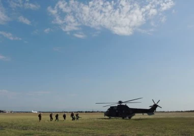 Пожарникари и военни в зрелищна въздушна тренировка край Пловдив