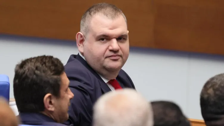 Врабча 23 сменя собственика: Правителството дава централата на ДПС на НАП, партията ще обжалва