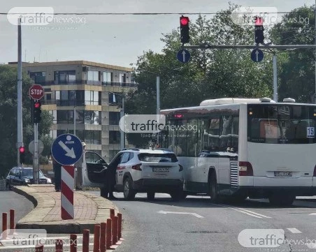Автобус и кола се удариха пред Чифте Баня в Пловдив