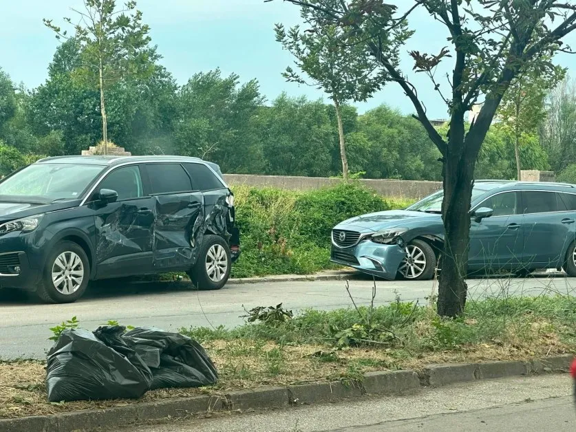 Паркирани коли са със сериозни щети след удар в Пловдив СНИМКИ