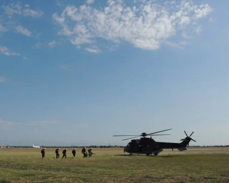 Пожарникари и военни в зрелищна въздушна тренировка край Пловдив