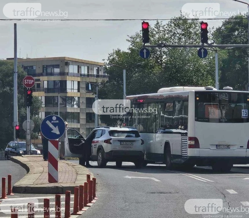 Автобус и кола се удариха пред Чифте Баня в Пловдив