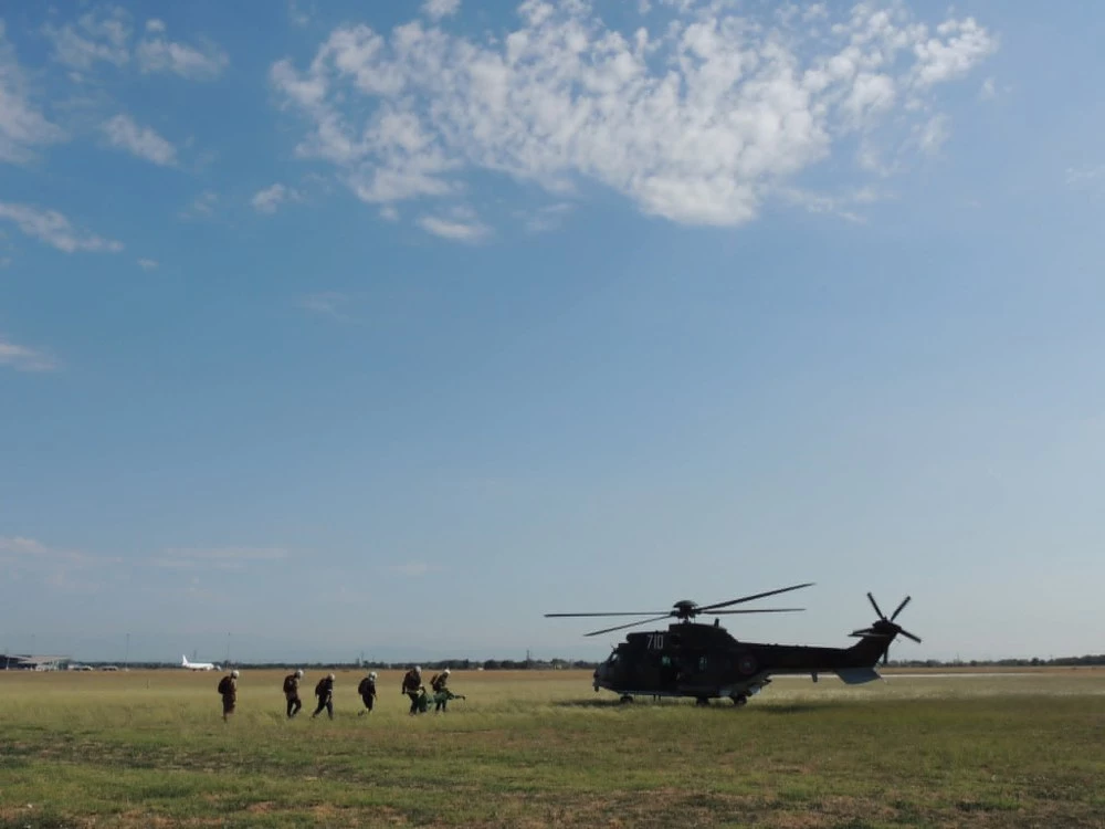 Пожарникари и военни в зрелищна въздушна тренировка край Пловдив