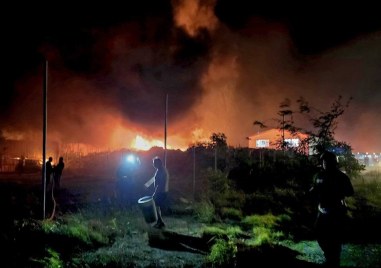 Голям пожар избухна край бившия завод „Химик до Асеновград ВИДЕО