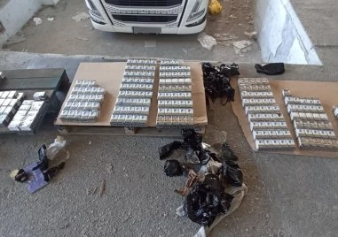 Митничари задържаха над 12 600 кутии цигари без бандерол при две акции