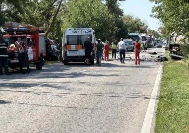 Най-малко три жертви при тежка катастрофа между тир и миниван на пътя Русе - Бяла