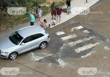 ВиК авария наводни улица в „Тракия, асфалтът започва да пропада