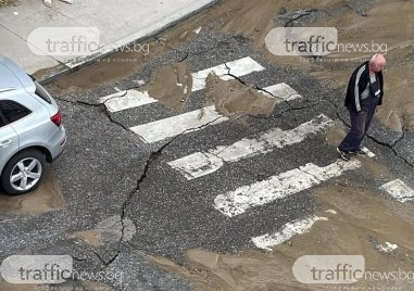 ВиК авария наводни улица в „Тракия, асфалтът се напука и пропада