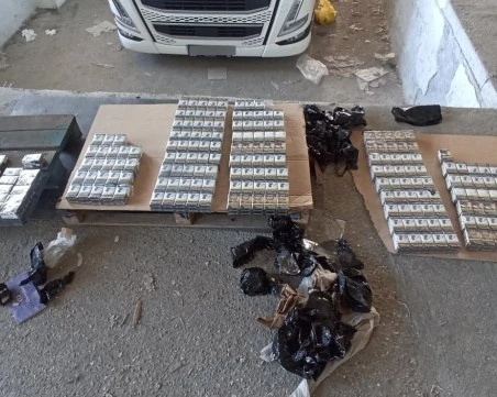 Митничари задържаха над 12 600 кутии цигари без бандерол при две акции