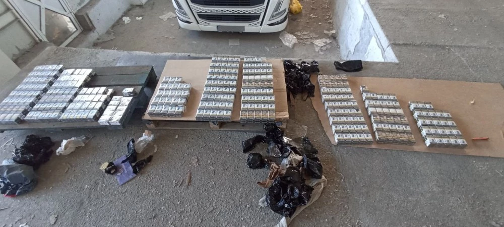 Митничари задържаха над 12 600 кутии цигари без бандерол при две акции