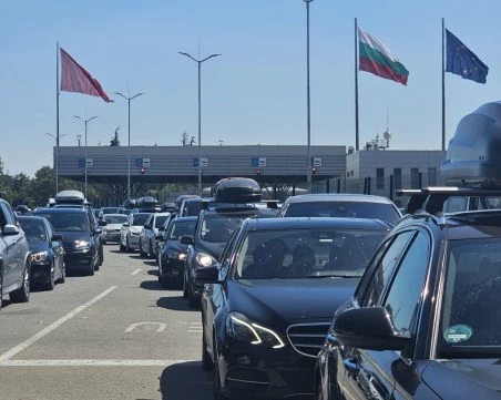 Натоварено е на граничните пунктове Капитан Андреево и Калотина