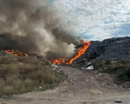 Потушиха напълно големия пожар в Петричко