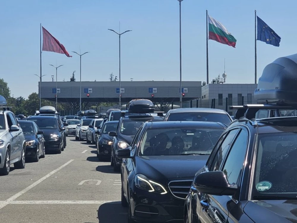 Натоварено е на граничните пунктове Капитан Андреево и Калотина