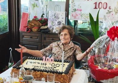 Божана Измирова навърши 100 години и стана поредният столетник в