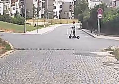 Публикация в социалните мрежи показа поредно безрасъдно шофиране на тротинетка