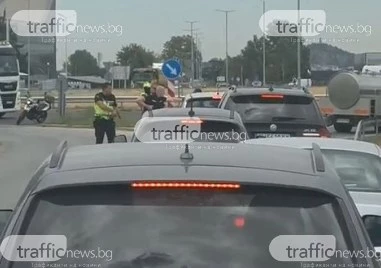 С насочени оръжия: Полицаи изкараха мъж от колата му, сложиха му белезници
