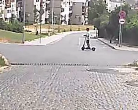 На косъм от трагедия, млад тротинеткаджия шпори по средата на пътя ВИДЕО
