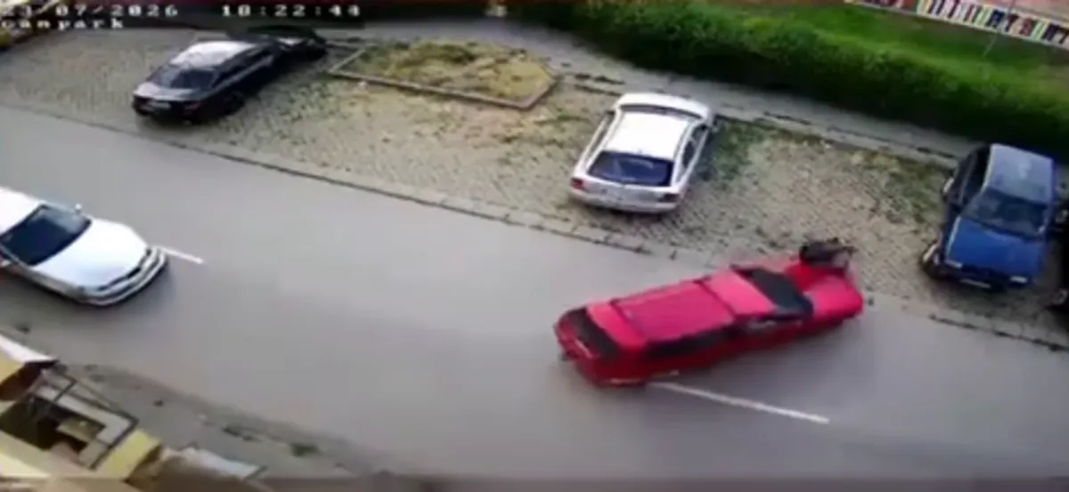 Брутален удар между тротинетка и кола прати две деца в болница ВИДЕО