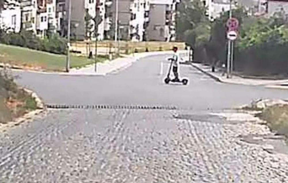 На косъм от трагедия, млад тротинеткаджия шпори по средата на пътя ВИДЕО